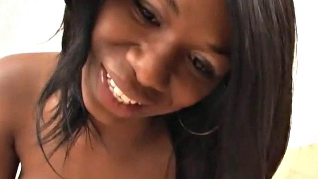 пышная чернокожая за рулём горячего минета с pov