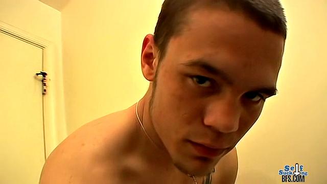 Мускулист-скейтер получает жёстко и весь в сперме