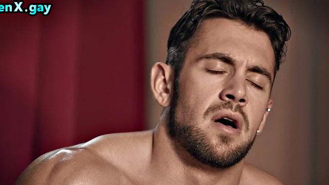 жаркий тип садится на член и ловит глубокий анал