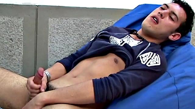 латинский красавчик джошуа трахается с дилдо после игры