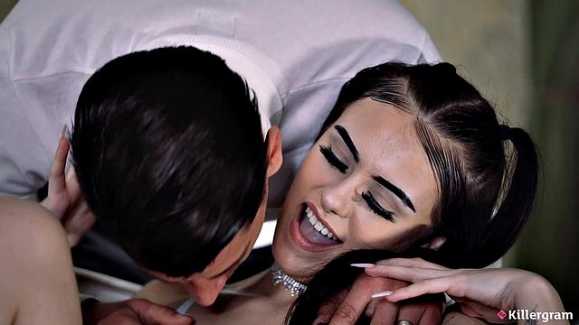 Шай Лондон с жаждой берет большой член Рейлана Франко глубоко в себя и кончает от кайфа.