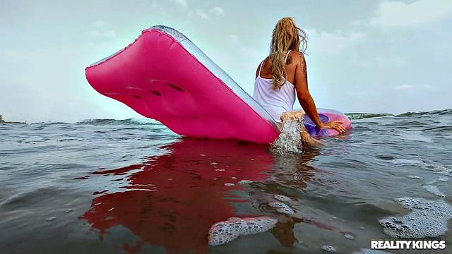 Красивая Лола Эмме отдыхает на пляже, а Жорди пускает волну спермы прямо в воду - кто первый заметит?