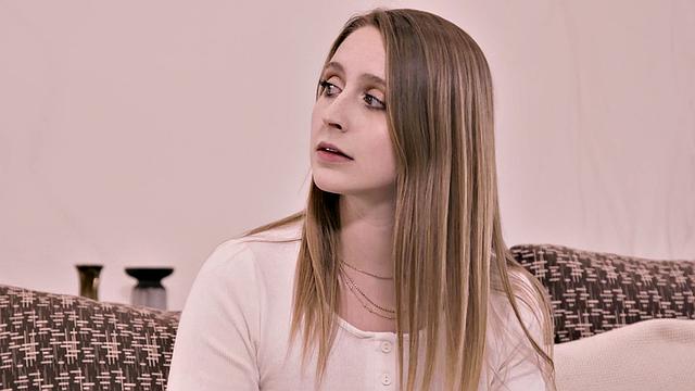 Темноволосая шалунья балует двух парней на диване