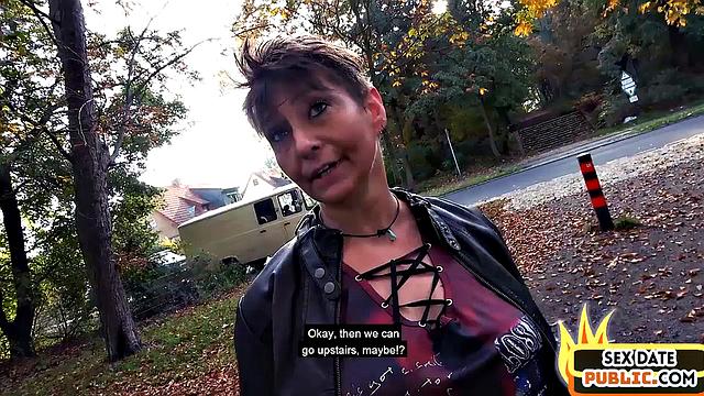 немецкая бабуля не упустила шанс отсосать и оседлать прямо в парке