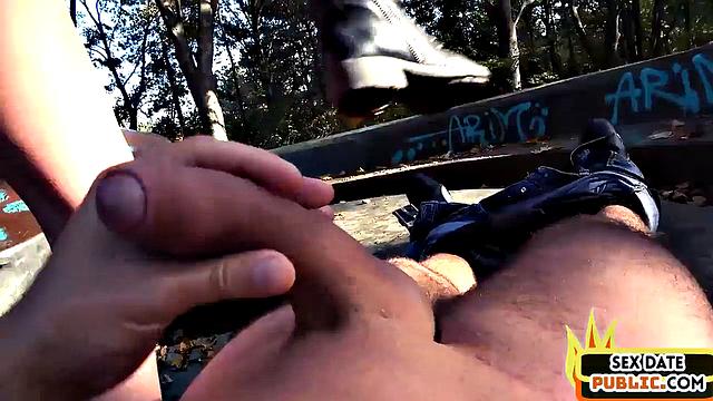 немецкая бабуля не упустила шанс отсосать и оседлать прямо в парке