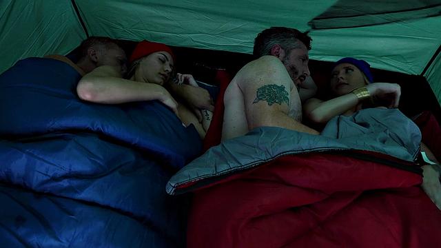 Дориан Дель Ила и пассии устраивают жаркую ночь в палатке