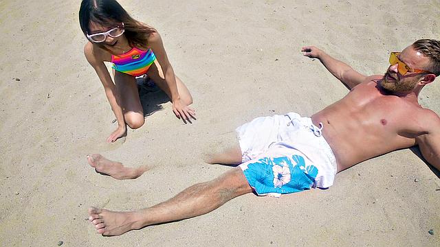 Стройная в очках сосёт на пляже - вместо крема получает сперму