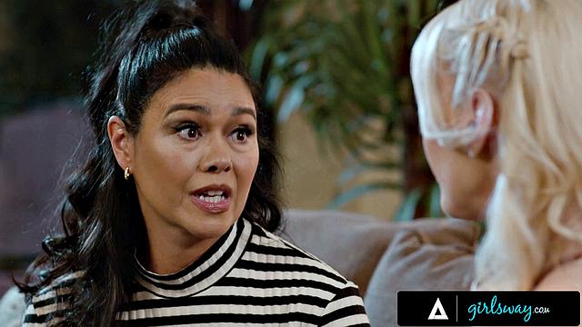 Страстная мачеха заставляет падчерицу показать все свои навыки языком