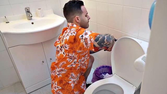 Грудастая красотка из хостела жадно трахается втроём с соседом