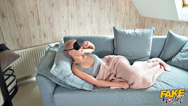 София Ли сосёт хуй хозяину и даёт ему вылизать свою зрелую жопу и киску на двухэтажной кровати с подругой рядом.