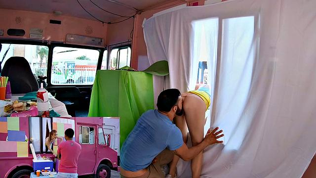 Аня Олсен теряет контроль на продаже смузи и получает по полной в кухне