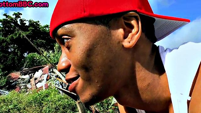 Черный парень получает от белого на улице