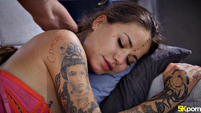 татуированная малышка получает кунилингус и глубокий фейсфак