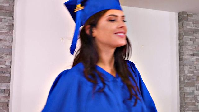 Кейша Грей нападает на Тайлера Стила в зале - страсть берёт верх