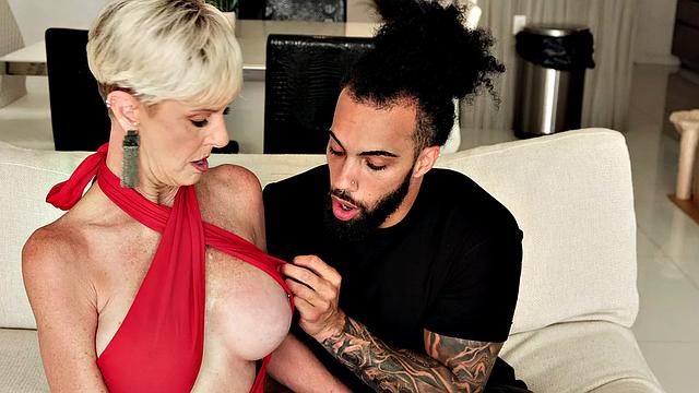 опытная Foxxxy 60 лет соблазняет друга сына и трахается без тормозов