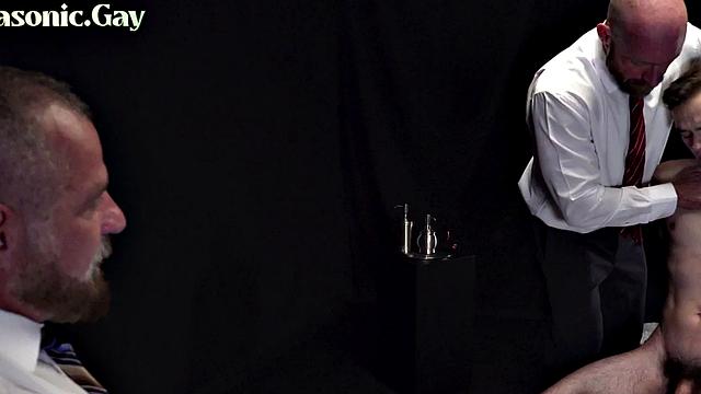 солидный дядя в костюме порет смазанных твинков на глазах у зрителя