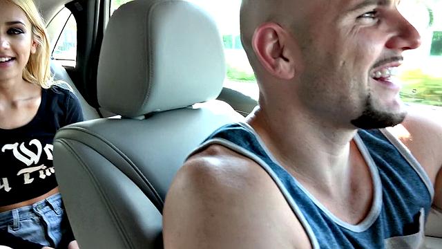 Блондинка на дрифте: Ума Джоли крутит по полной прямо в тачке
