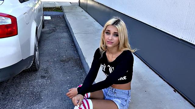 Блондинка на дрифте: Ума Джоли крутит по полной прямо в тачке