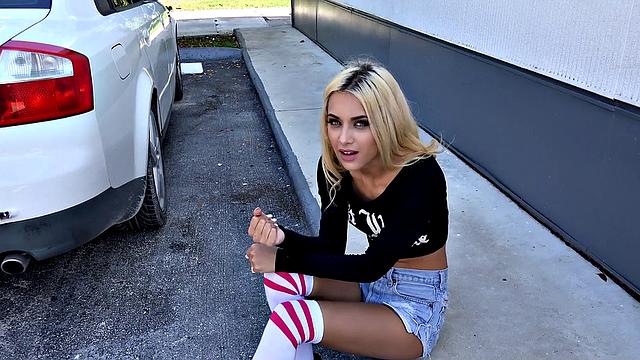 Блондинка на дрифте: Ума Джоли крутит по полной прямо в тачке