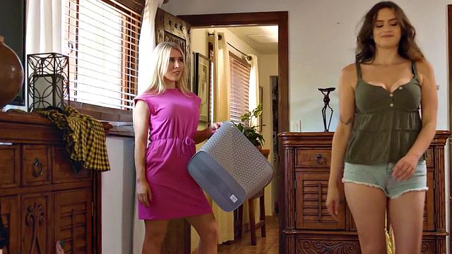 Kinky dyke seduces and eats pussy of her lesbian lover