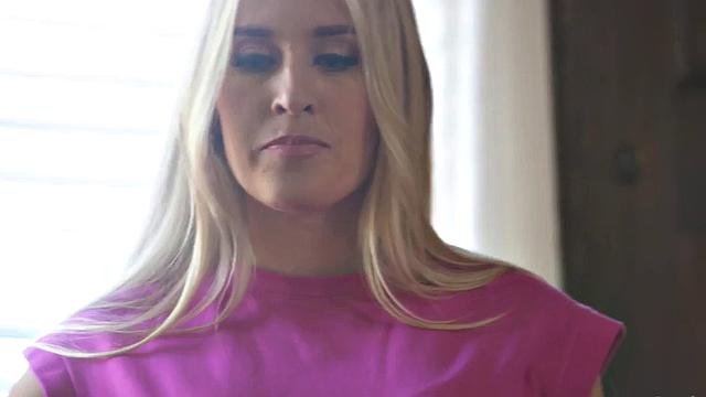 Kinky dyke seduces and eats pussy of her lesbian lover