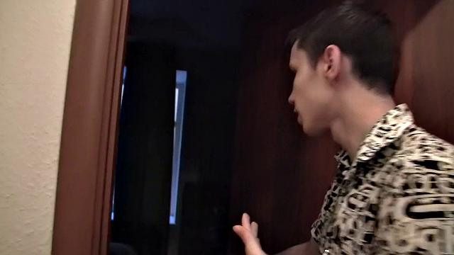 страстная брюнетка получает жесткий трах и кончает внутрь