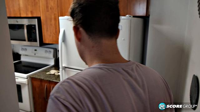 mallory knight сосёт по-взрослому и глотает сперму до конца