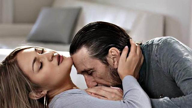 блондинка-няня лижет и трахается со старым худым мужиком