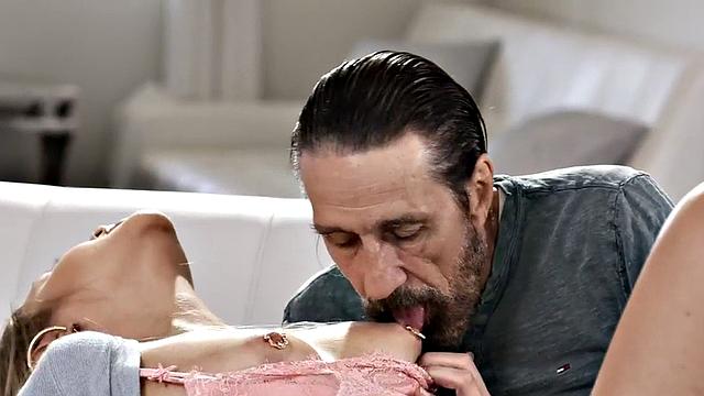 блондинка-няня лижет и трахается со старым худым мужиком