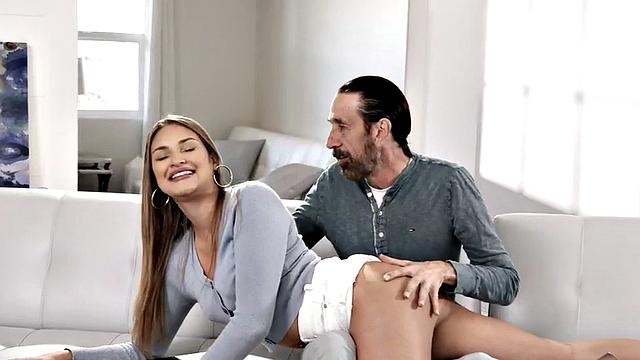 блондинка-няня лижет и трахается со старым худым мужиком