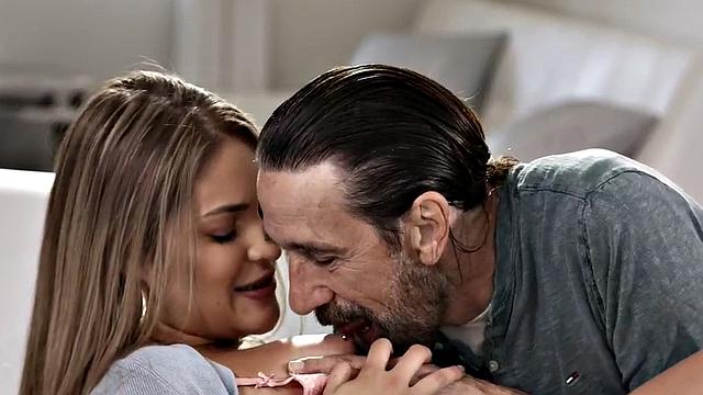 блондинка-няня лижет и трахается со старым худым мужиком