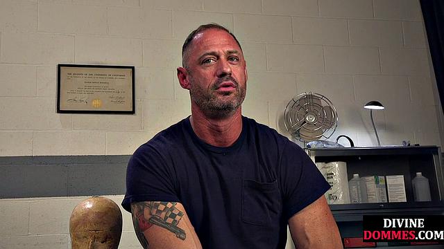 Госпожа в латексе садится на лицо покорному мужику и заводит его до дрожи.