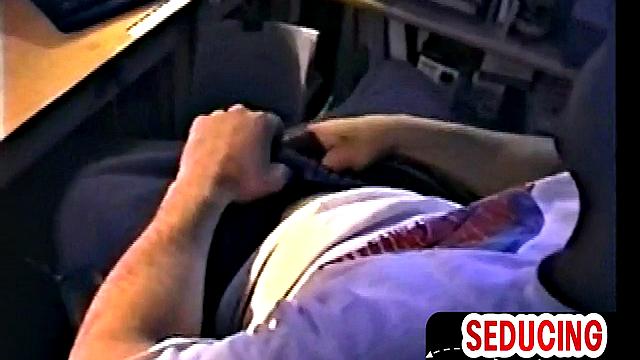 Винтажный гей дрочит на камеру и кончает соло.