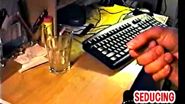 Винтажный гей дрочит на камеру и кончает соло.