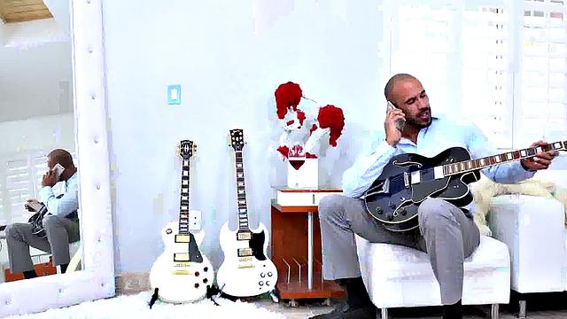 шикарная брюнетка alex harper жарко трахается с отчимом