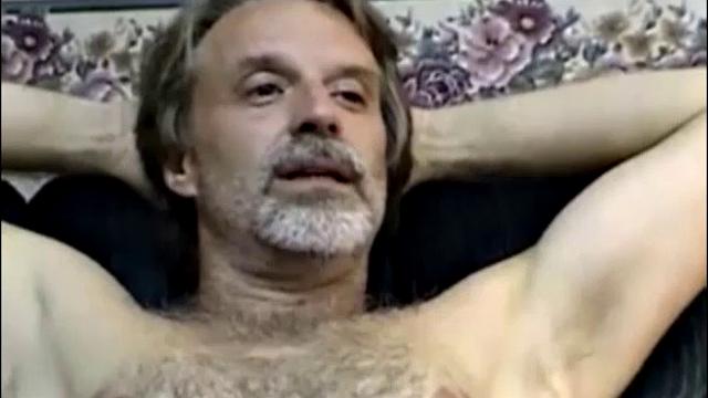 волосатый женатый красавец дрочит толстый член, жена не даёт