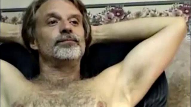 волосатый женатый красавец дрочит толстый член, жена не даёт