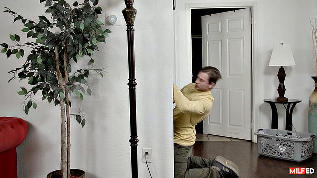 Зрелая Лолли Деймс трахает молодого жеребца, пока жопа трещит по швам - у кого сперма быстрее кончится?