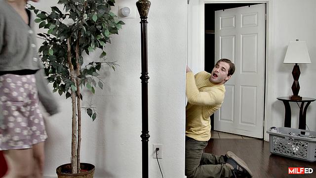 Зрелая Лолли Деймс трахает молодого жеребца, пока жопа трещит по швам - у кого сперма быстрее кончится?