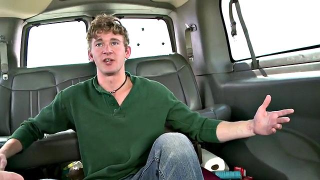 Blindfolded amateur blown by gay dude for cash