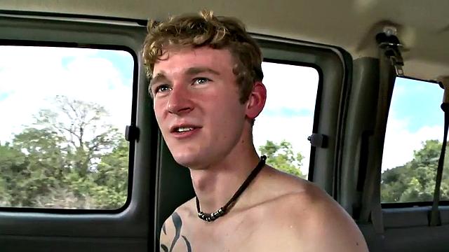 Blindfolded amateur blown by gay dude for cash