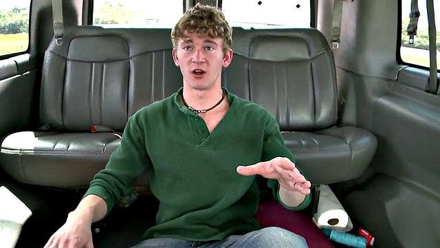 Blindfolded amateur blown by gay dude for cash