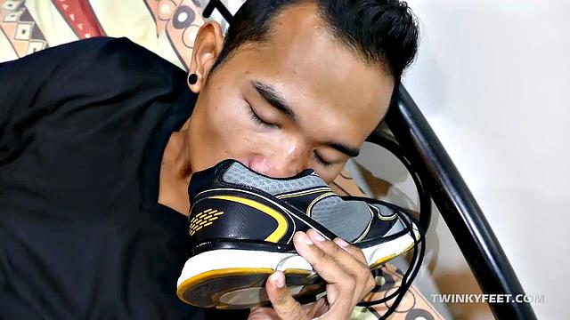 Джошуа дрочит стоя босиком и кончает на ноги