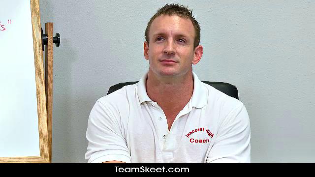 блондинка с попкой садится на тренера - домашка по-взрослому