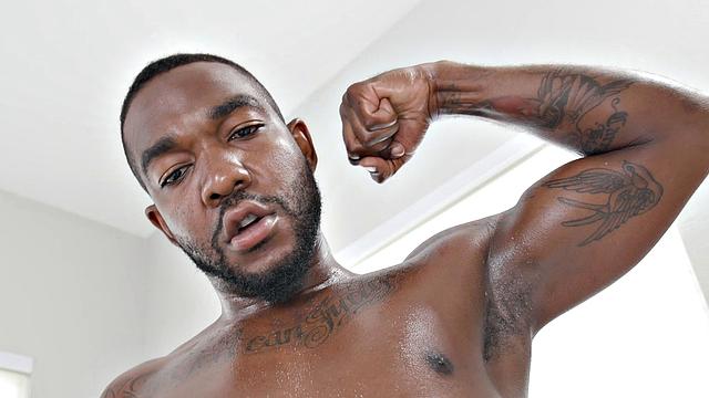 Кайлер Куин сначала лижет его задницу, а потом скачет на толстом ббк