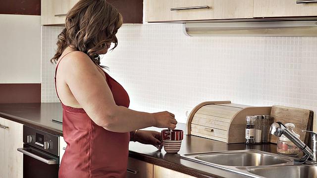 Зрелая ДиЯ мастурбирует с юмором прямо на кухонном столе