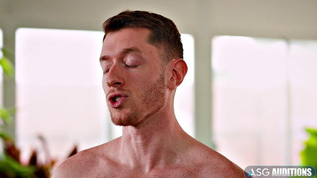 смотри, как рыжий качок жестко трахает татуированного би парня