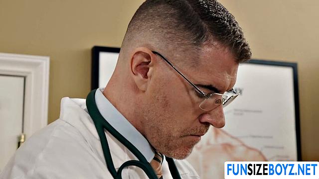 Латиноамериканец с очками вылизал член доктору и получил жесткий трах на приеме, гей клиника без резины, страсть на столе осмотра.