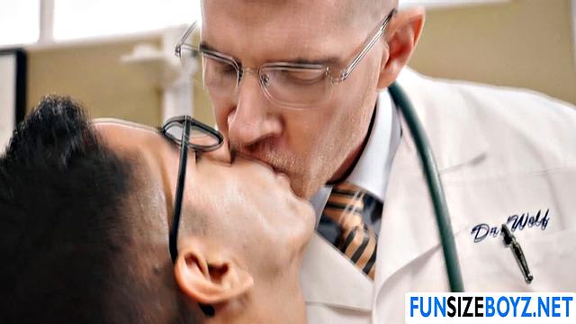 Латиноамериканец с очками вылизал член доктору и получил жесткий трах на приеме, гей клиника без резины, страсть на столе осмотра.