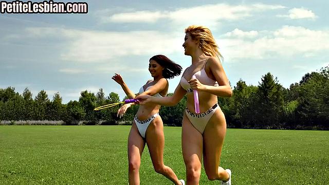 Lesbian babes pussyfingering